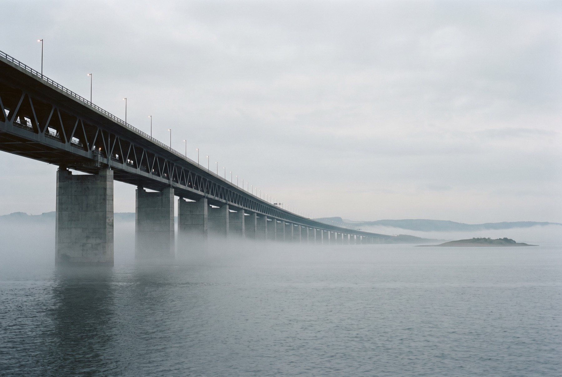 Lang bru over fjorden i tåke – forbindelsen som må stå
